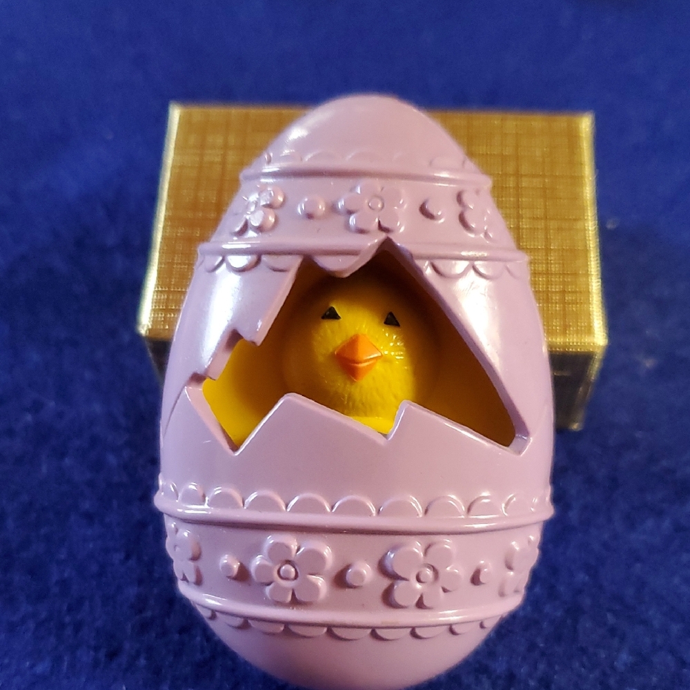 Vintage Avon 1977 "Chick-a-Peek" Purple Egg with Yellow Chick Fragrance Pin